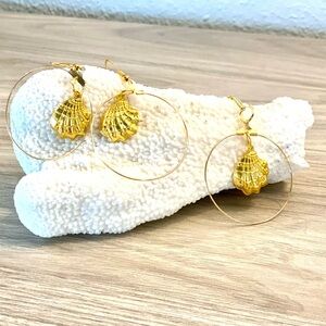 69. Gold tone shell charm set